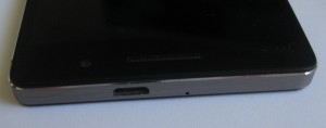 Huawei Ascend P6:n yläpäästä löytyy Micro-USB-liitin ja toinen mikrofoneista