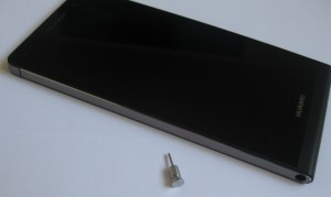 Vasemmalta sivulta Ascend P6:sta löytyy ainoastaan alakulmasta 3,5 millimetrin standardi kuulokeliitäntä. Kuvassa myös kuulokeliittimessä haluttaessa säilytettävä työkalu, jolla onnistuu korttipaikkojen avaaminen.