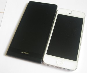 Huawei Ascend P6 vs. Apple iPhone 5 edestä