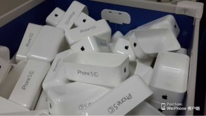 Kuvassa väitetysti iPhone 5C -myyntipakkauksen osia