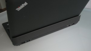Lenovo ThinkPad Helix "kannettava tietokone" -tilassa takaa
