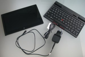 Lenovo ThinkPad Tablet 2:n mukana tulee vain virtalähde ja USB-johto. Näppäimistö myydään lisävarusteena.