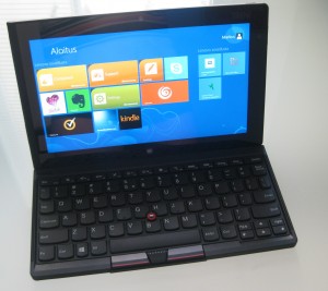 Lenovo ThinkPad Tablet 2 istutettuna näppäimistön koloon