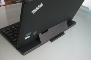 Lenovo ThinkPad Tablet 2 ja lisävarustenäppäimistö takaa