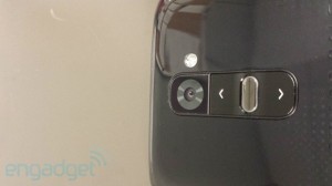 LG G2 ja kameran yhteydestä löytyvät toimintopainikkeet Engadgetin aiemmin julkaisemassa kuvassa