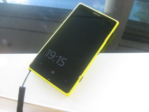 Nokia Lumia 1020 edestä - huomaa kantohihna, jolle löytyy paikka Nokian mukaan ensimmäistä kertaa Lumiasta