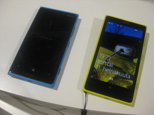 Edestä Lumia 1020 ja Lumia 920 ovat lähes identtisiä