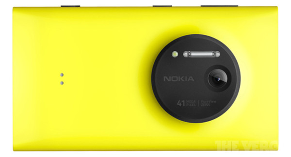 Nokia Lumia 1020 takaa The Vergen julkaisemassa lehdistökuvassa