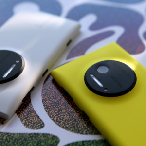 Nokia Lumia 1020 takaa valkoisena ja keltaisena