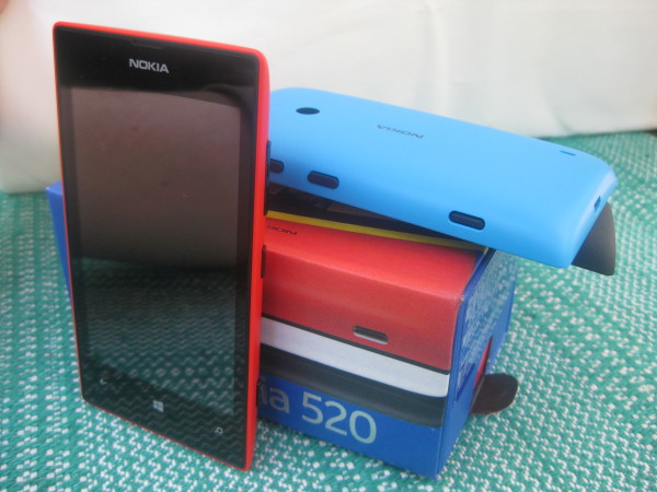 Nokia Lumia 520, eri värisiä kuoria ja myyntipakkaus