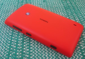 Nokia Lumia 520 sivusta ja takaa