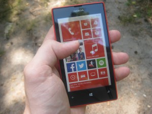 Nokia Lumia 520 kädessä