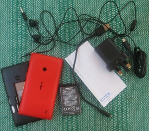 Nokia Lumia 520:n myyntipakkauksen sisältö