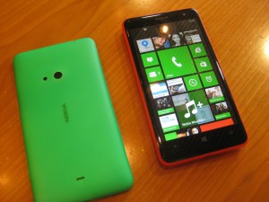 Nokia Lumia 625 ja vihreä takakuori