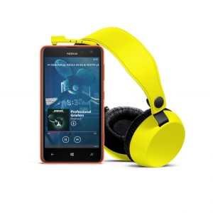 Nokia Lumia 625 ja Coloud Boom -kuulokkeet