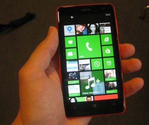 Nokia Lumia 625 kädessä