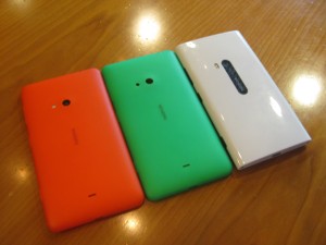 Nokia Lumia 625, vihreä takakuori Lumia 625:een ja valkoinen Lumia 920