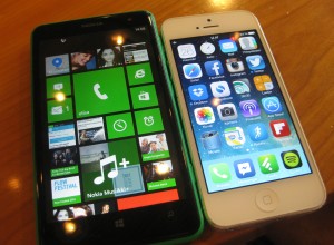 Nokia Lumia 625:n 4,7 tuuman näyttö vs. Apple iPhone 5:n 4 tuuman näyttö
