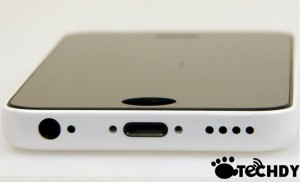 Techdyn kuvassa väitetyn edullisemman iPhonen 3,5 mm ja Lightning-liitännät ja kaiuttimen aukot