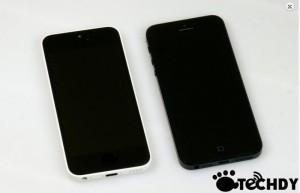Techdyn kuvassa väitetty edullisempi iPhone nykyisen mustan iPhone 5:n rinnalla