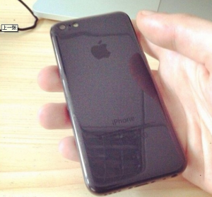 Ainakin tämä iPhone 5C:n musta kuori on hyvin kiiltävä pinnaltaan