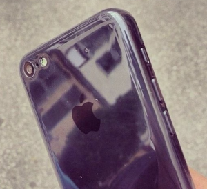Väitetty Weibo-palvelussa julkaistu vuotokuva mustan iPhone 5C:n kuoresta