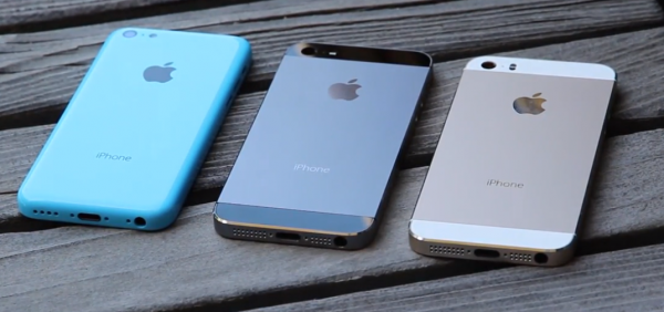 Sinisen iPhone 5C:n, grafiitinvärisen iPhone 5S:n ja samppanjankultaisen iPhone 5S:n kuoret