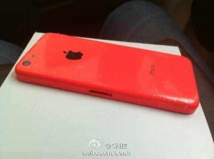 iPhone 5C:n punainen kuori kiinalaisessa Weibo-palvelussa julkaistussa kuvassa