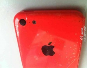 iPhone 5C:n punainen kuori ja kameran ja kuvausvalon tutut sijainnit yläkulmassa