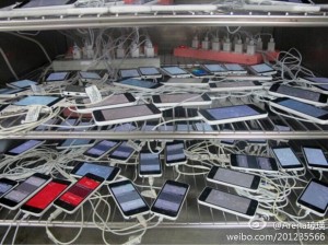 Kiinalaispalvelu Weibossa julkaistu kuva läjästä iPhone 5C -puhelimia
