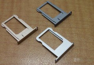 iPhone 5S:n väitettyjä SIM-kortinpidikkeitä kuvassa hopeana, kultaisena ja harmaana