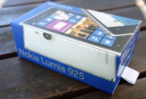 Nokia Lumia 925:n tuttua tyyliä edustava myyntipakkaus - uutta on avaamista helpottava vetäisyliina