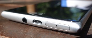 Liitännät Nokia on sijoittanut Lumia 925:ssä laitteen yläpäähän: kuvassa vasemmalta oikealle 3,5 millimetrin kuulokeliitäntä, Micro-USB-liitäntä sekä SIM-korttipaikka