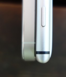 Lumia 925 on jo varsin ohut. Vertailussa 7,6 milliä paksun Apple iPhone 5:n kanssa.