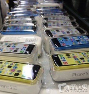 Apple iPhone 5C -puhelimia myyntipakkauksissaan? iapps.im-sivuston aiemmin julkaisema kuva