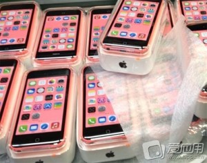 Pinkkejä iPhone 5C -puhelimia myyntipakkauksessaan? iapps.im-sivustolla julkaistu kuva