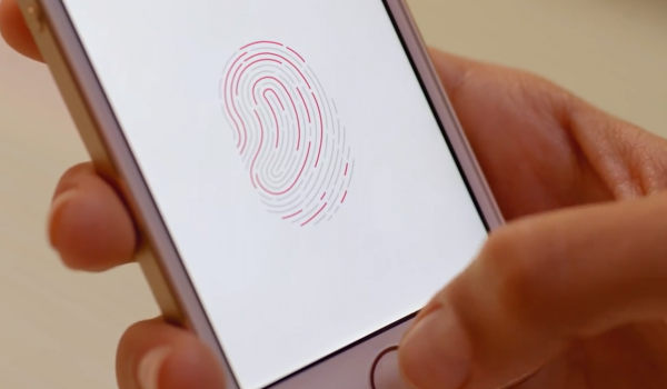 Apple iPhone 5s:n sormenjälkitunnistin opetetaan tunnistamaan käyttäjän sormi useilla painalluksilla