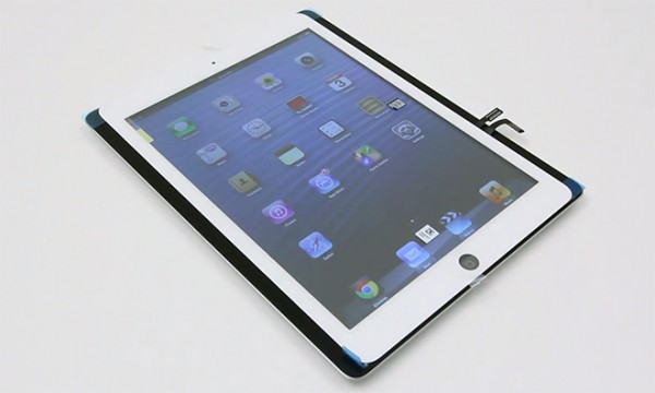 Tulevan viidennen sukupolven iPadin etupaneeli nykyisen 4. sukupolven mallin päällä