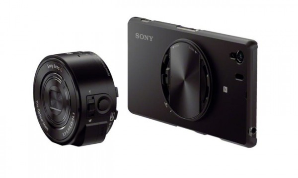 Sony DSC-QX10. Tässä kuvassa Xperia Z1:een on liitetty kuori, joka tuo mukanaan kiinnityspaikan kameralle.
