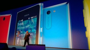 Stephen Elop julkisti uudet Ashat Nokia Worldissa