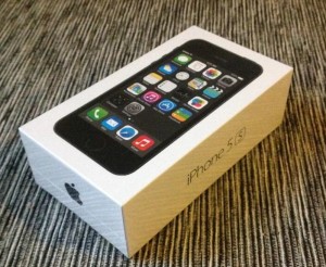 Mobiili.fin käsissä on uusi tähtiharmaa-musta iPhone 5s. Tulemme julkaisemaan puhelimesta arvostelun lähipäivinä.