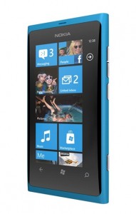 Lumia 800 ja Windows Phonen tuttu Metro-tyylin, tapahtumaruuduista koostuva aloitusnäkymä