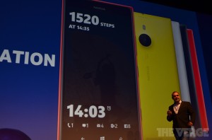 Lumia Blackin ja sen jälkeiset vilkaisunäytön uudistukset The Vergen kuvassa - esillä askelmittari sekä alareunassa eri ilmoitukset