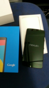Nexus 5 vuotokuvassa jo pakkauksen kera