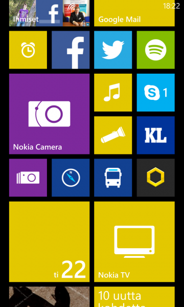 Nokia Cameran ruutu aloitusnäkymässä - alla pienempänä yhä myös vielä nyt tarpeettomaksi käyvän erillisen Smart Cameran ruutukuvake