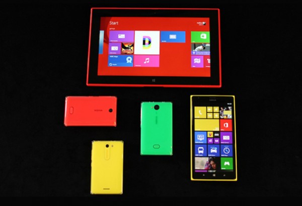 Nokian tänäisiä uutuuksia: kuvassa Lumia 2520 -tabletti, kuuden tuuman Lumia 1520 sekä Asha-trio. Kuvasta puuttuu myös uutuuksiin lukeutunut Lumia 1320.