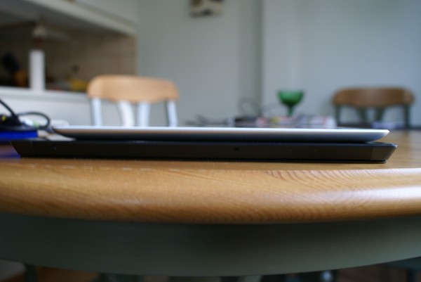 Microsoft Surface Pro 2 ja 4. sukupolven iPad sivusta, eroa paksuudessa on paljon