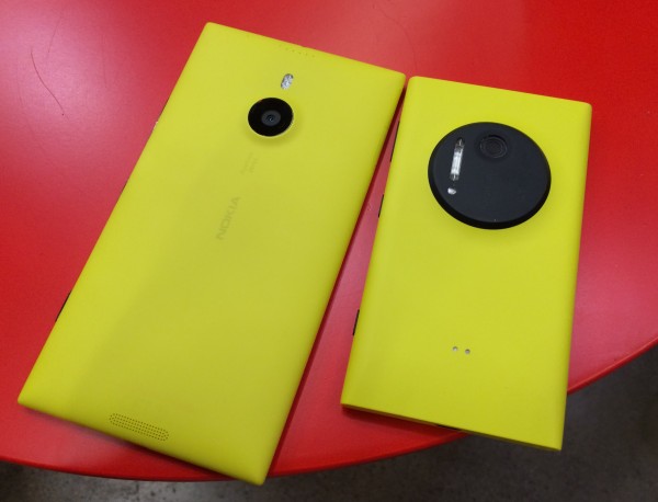 Nokia Lumia 1520 vs. Lumia 1020. Lumia 1520:ssa kameran kohdalta laite on vain hieman muuta osaa paksumpi, kun Lumia 1020:n pyörylä ulkonee selvästi.