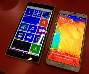 Lumia 1520 vs. Galaxy Note 3 - Lumia on totta kai isompi, koska näyttökin on kookkaampi mutta myös näytönreunukset ovat leveämmät