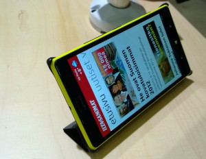 Yksi Nokian lisävarusteista Lumia 1520:lle on kääntyvä suojakansikuori, joka taittuu myös puhelimen seisontatueksi.